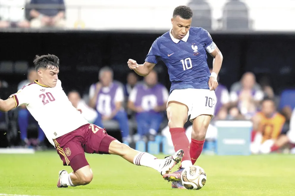 Pedri evita el avance de Kylian Mbappe; España hizo un partidazo. 