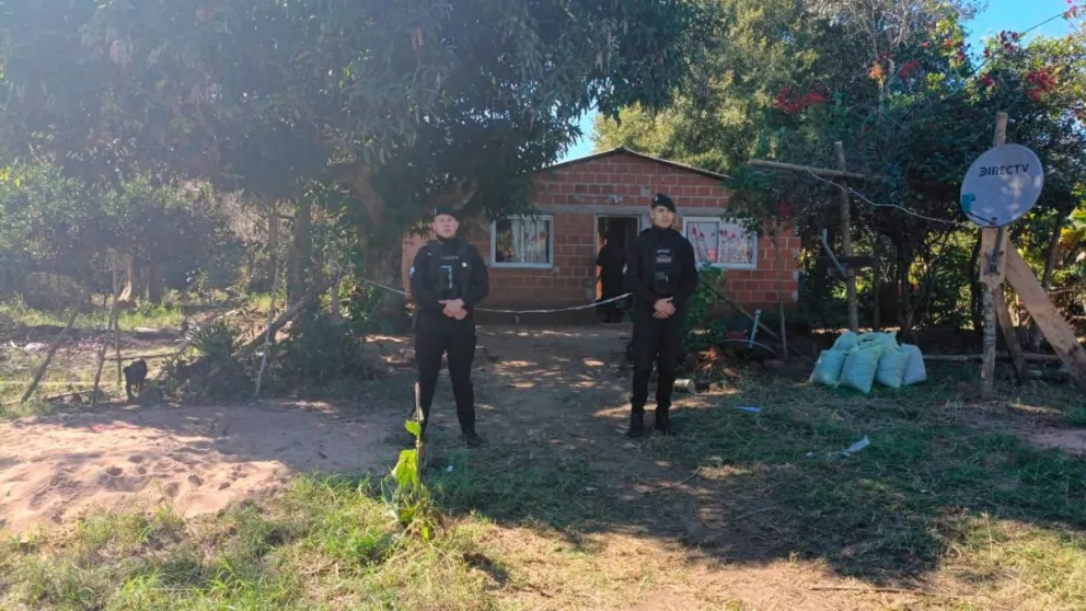 De la vivienda del horror secuestraron un cuchillo y un palo tipo masa.
