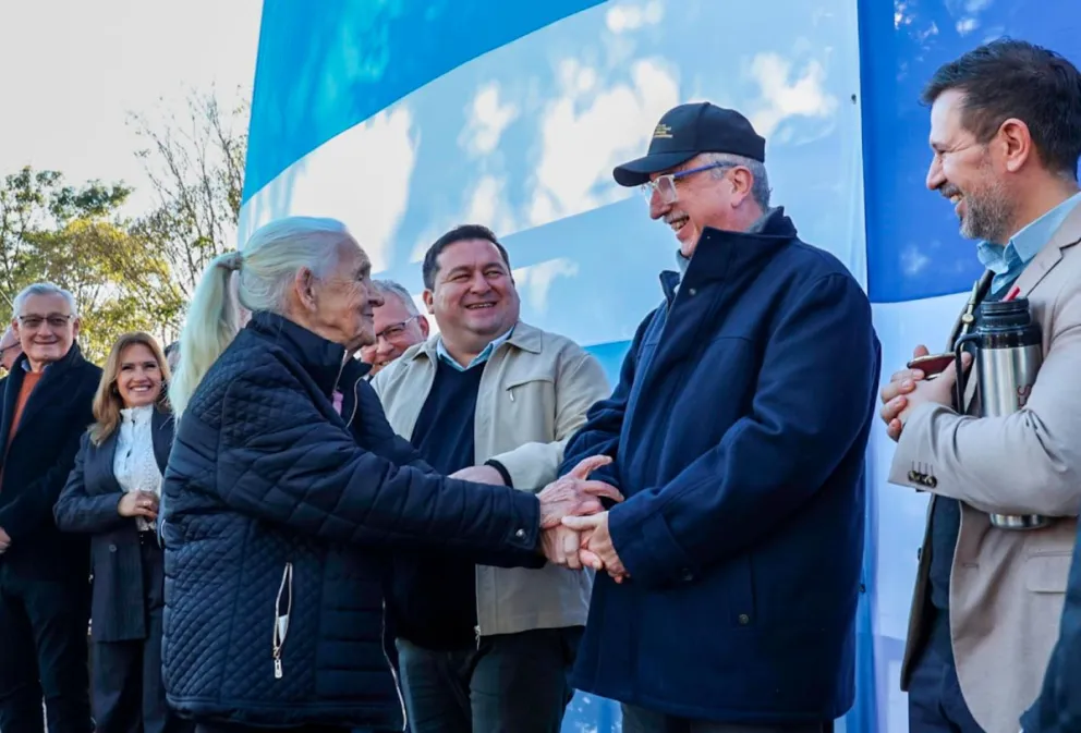 El gobernador Passalacqua destacó la labor de los inmigrantes que llegaron a Puerto Leoni buscando esperanza.
