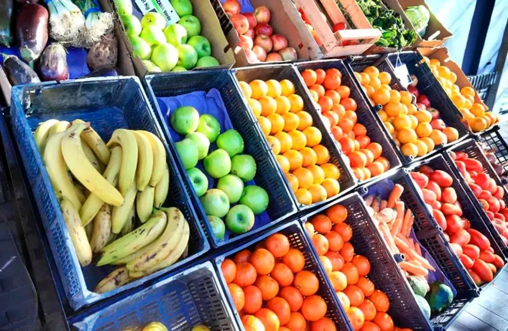 Las bajas estacionales de algunas frutas compensaron las subas en verduras. 