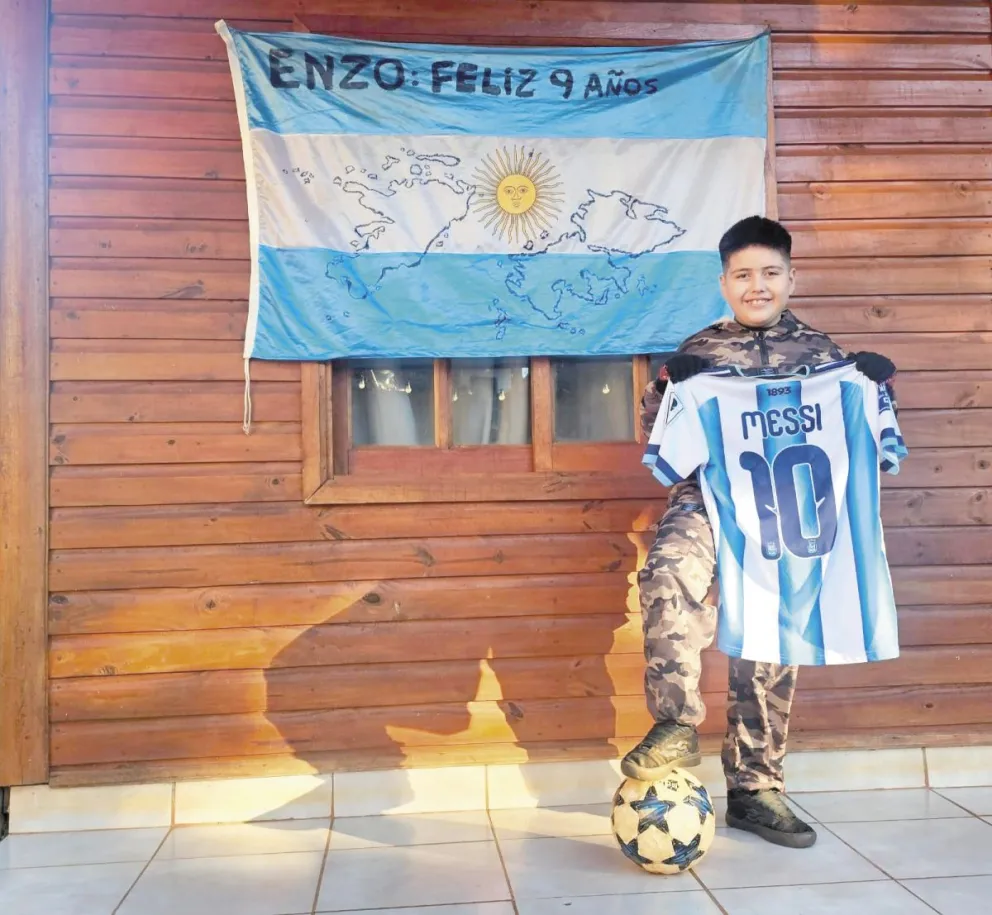 Enzo, vestido para la ocasión, con una camiseta de Messi y la bandera que lleva a todos lados. foto: corresponsalía Jardín América 