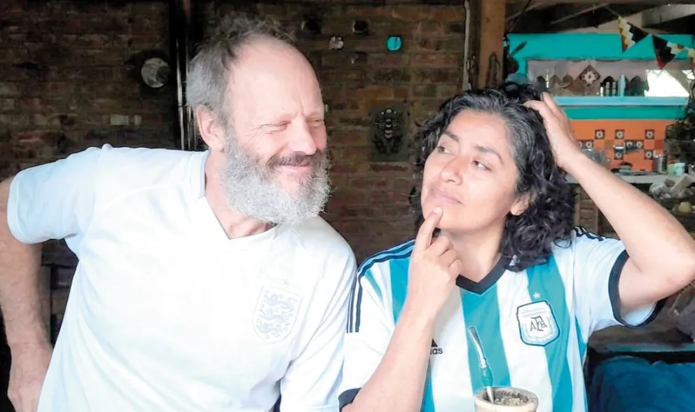 Natalia Coronel y Guy Cox se instalaron en la Capital de la Araucaria. 