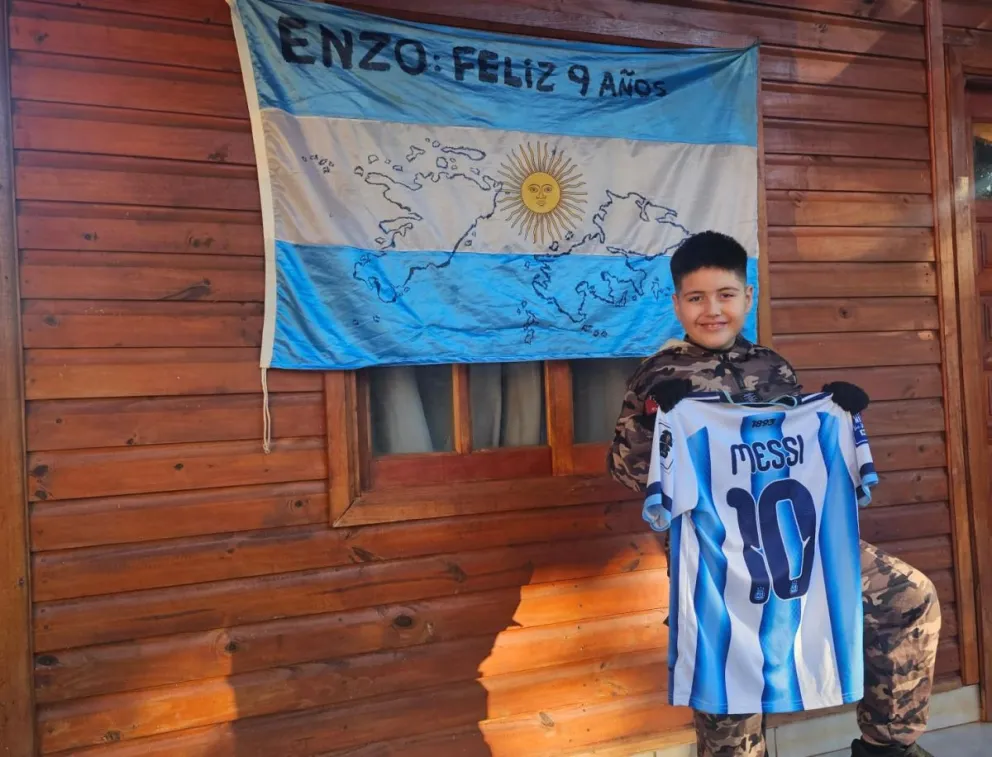 Enzo, vestido para la ocasión, con una camiseta de Messi y la bandera que lleva a todos lados. foto: corresponsalía Jardín América 