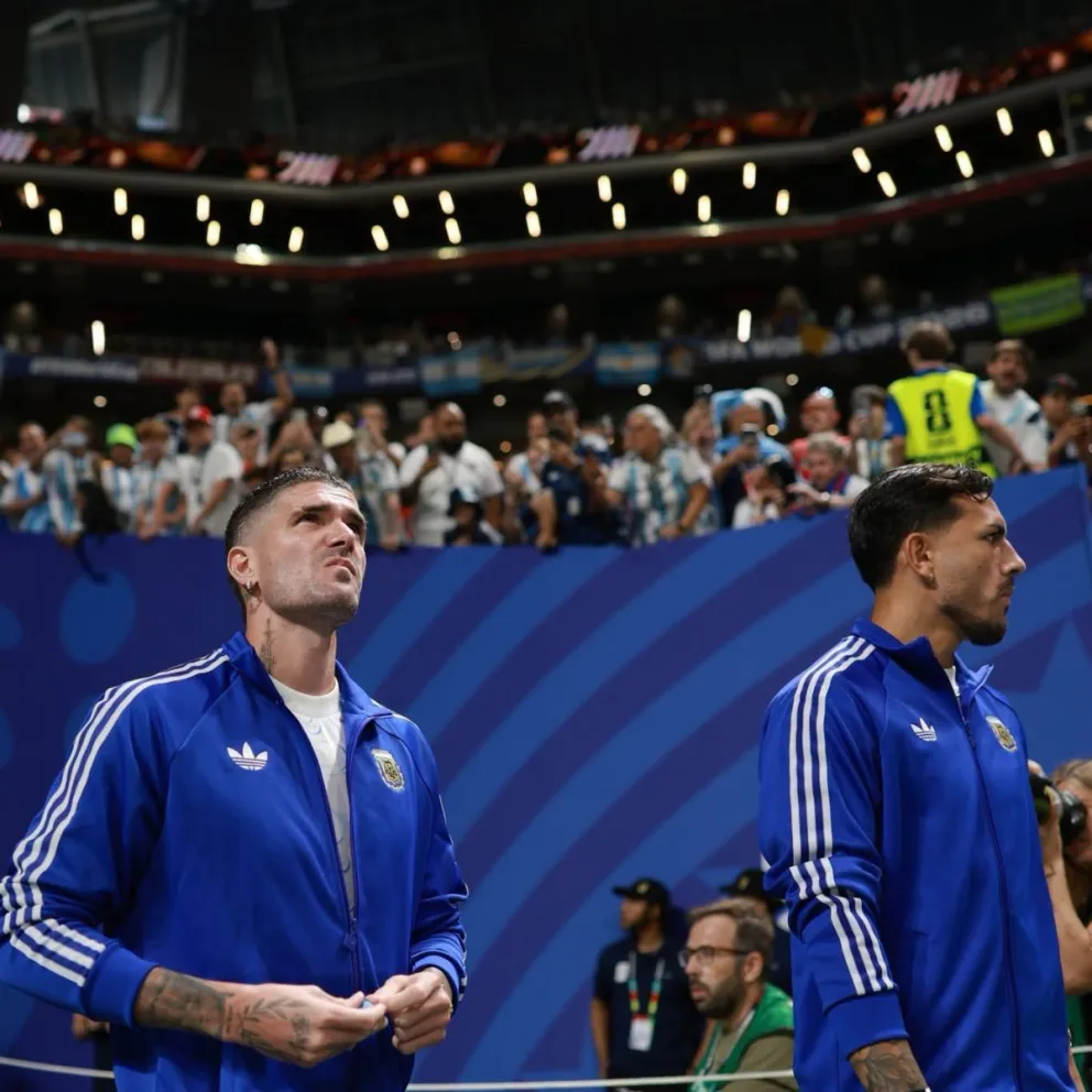 De Paul y Paredes, cumpliendo con el ritual. //Foto: AFA - Selección.