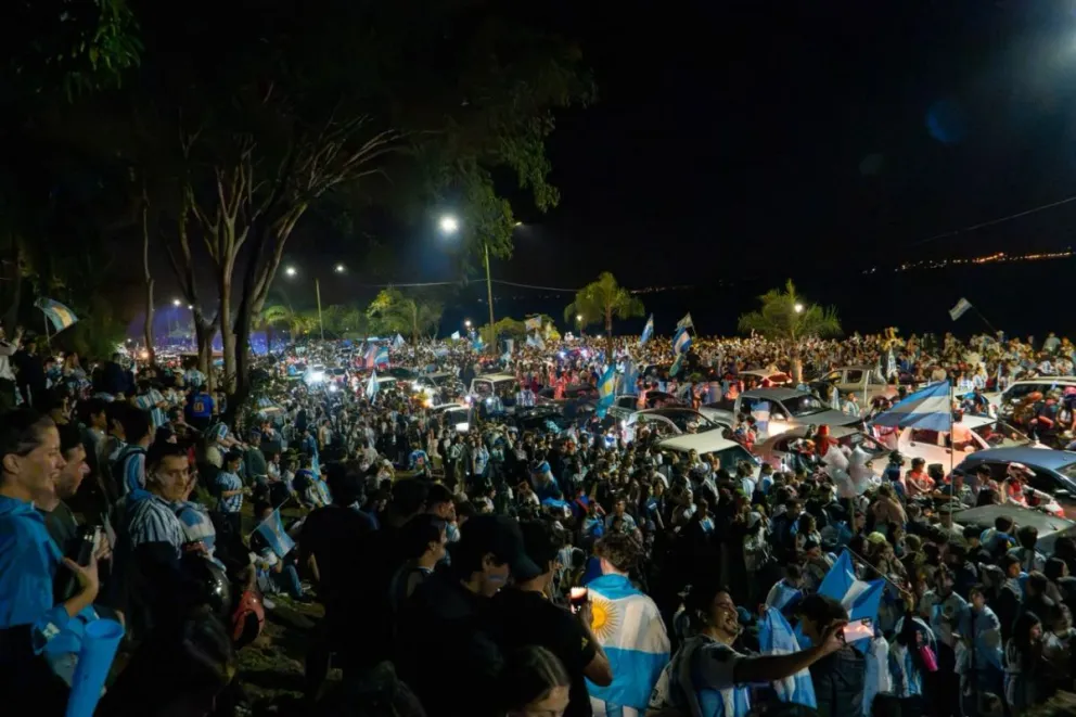 Los posadeños coparon una vez más la costanera y la tiñeron de celeste y blanco