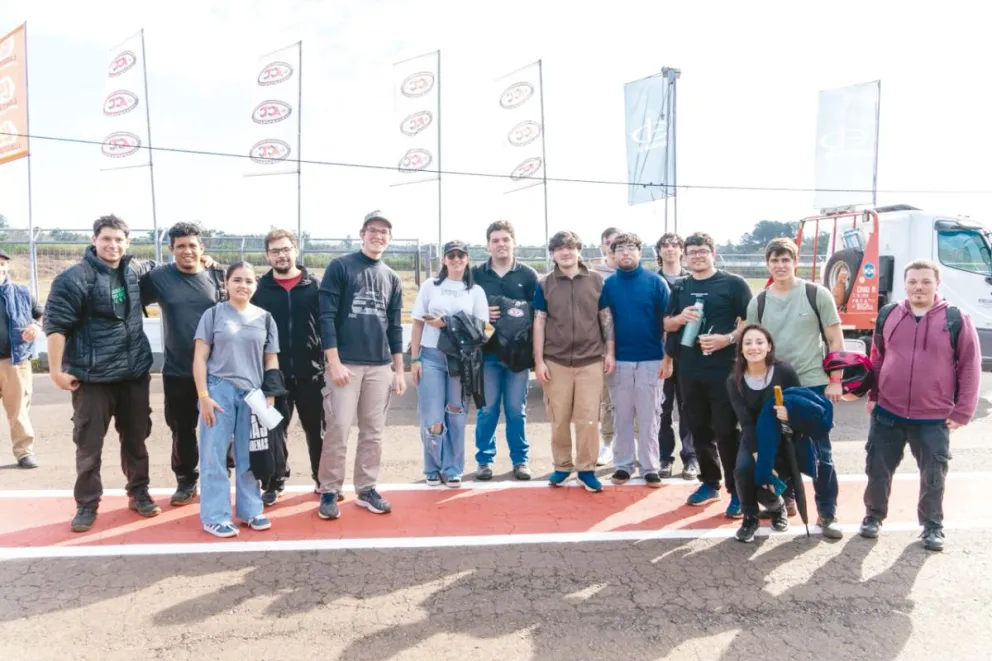 Alumnos del Instituto de Mecánica Automotriz, presentes en la fecha del Turismo Carretera en Posadas.