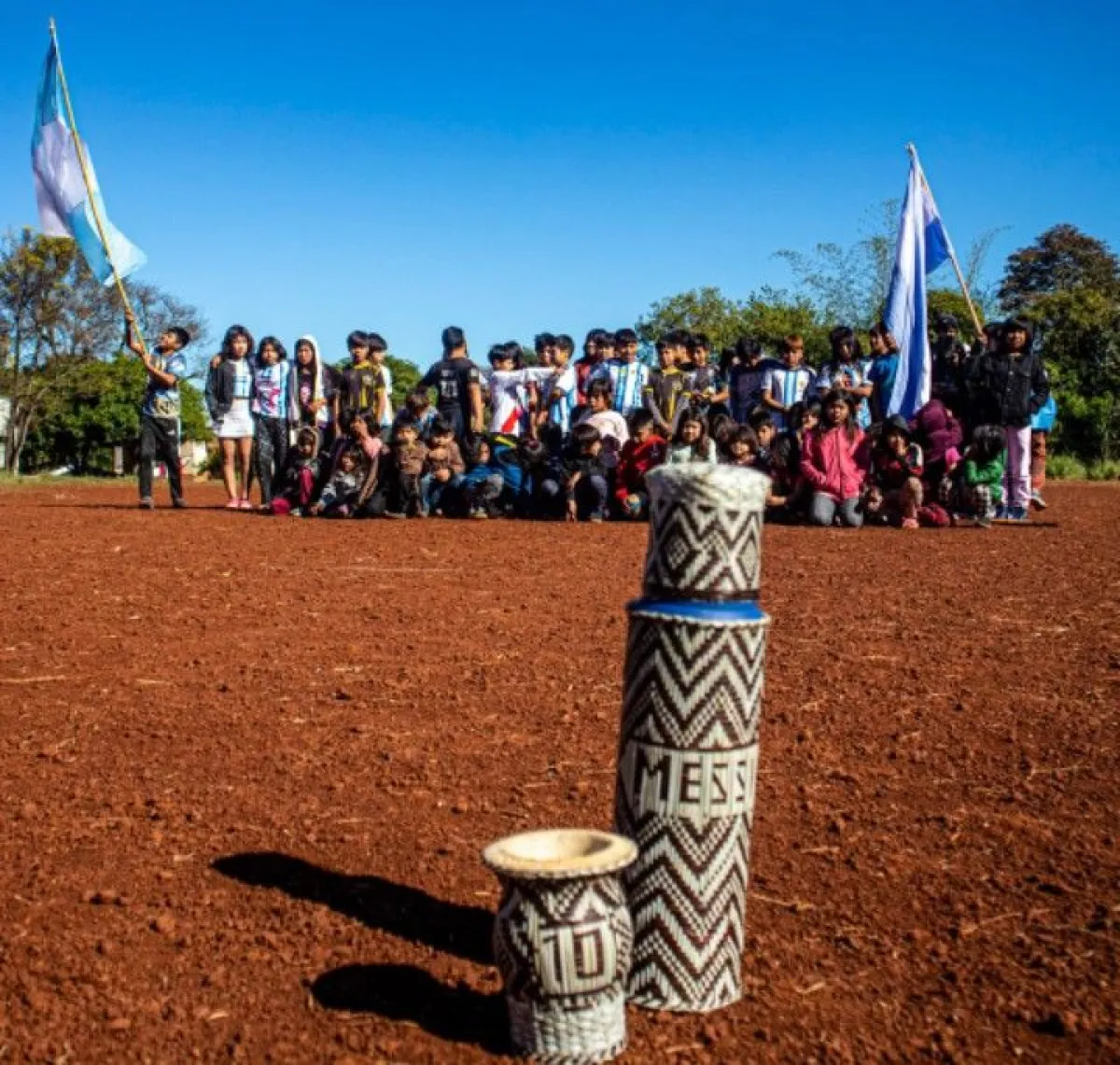 Una comunidad Mbyá Guaraní de Misiones busca que Messi reciba un termo artesanal elaborado por sus niños