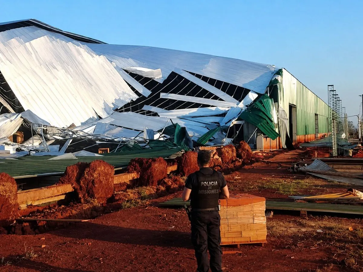 Los fuertes vientos no dan tregua y causan importantes destrozos en distintos puntos de Misiones