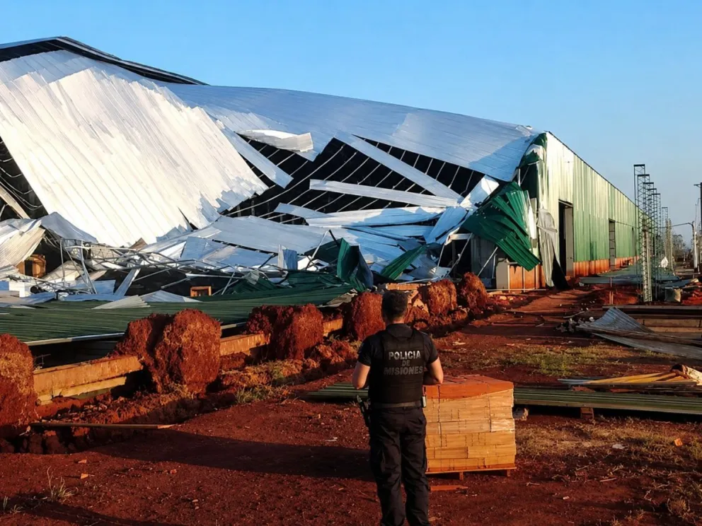 Un tinglado en construcción colapsó por las fuertes ráfagas de viento en Dos de Mayo.
