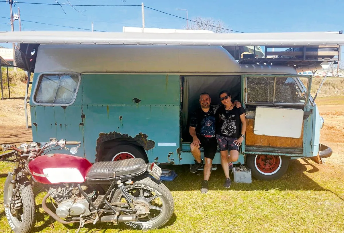 María y Pablo, combi, moto y una vida viajera