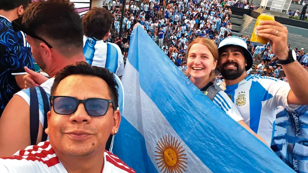 Carolina y Miguel junto al peruano Alan en pleno festejo, en Atlanta. 