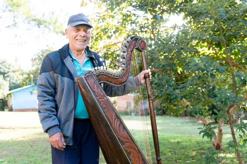 El arpa, su fiel compañero de alegrías, instrumento que tocaba en un conjunto que formó con sus hermanos. 