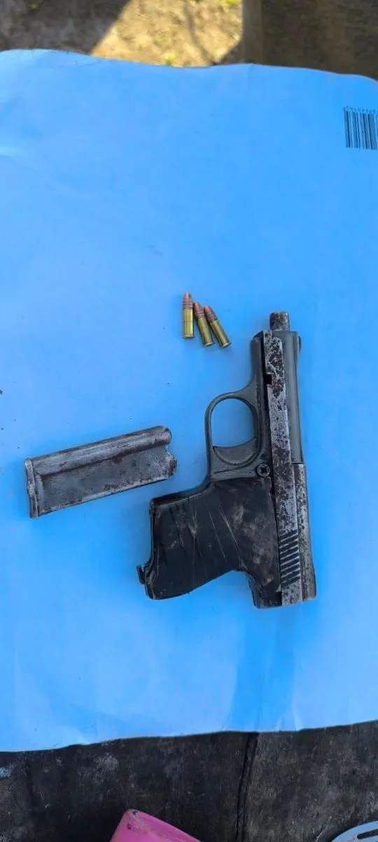 Secuestraron un arma de fuego en un allanamiento y detuvieron a dos jóvenes en Santo Tomé