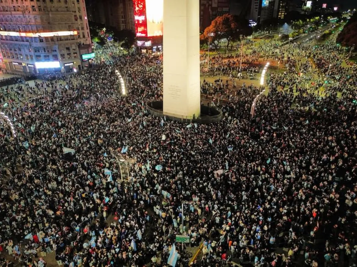 Miles de personas se concentran en el Obelisco