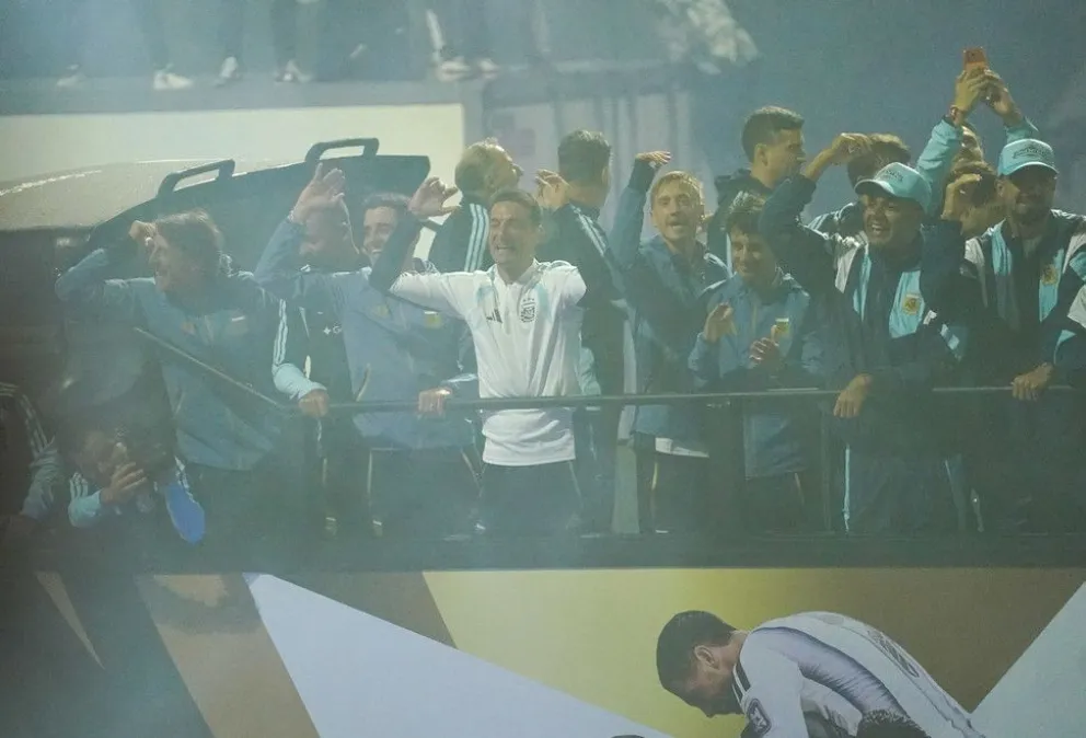 Los jugadores y el cuerpo técnico arengan arriba del micro descapotable. 