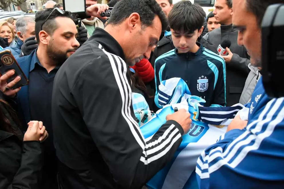 El DT argentino firmó autógrafos y agradeció a los hinchas. Foto: gentileza