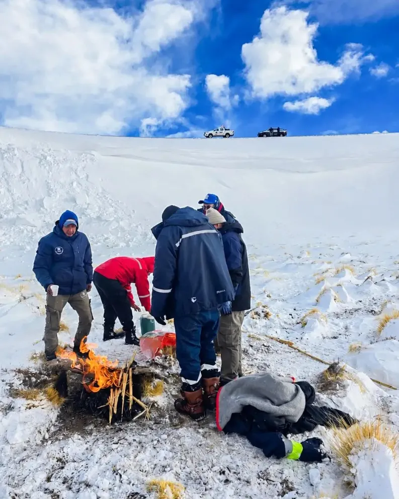 Los trabajadores sobrevivieron a temperaturas de hasta 30 grados bajo cero. //Foto: gentileza El Esquiú.