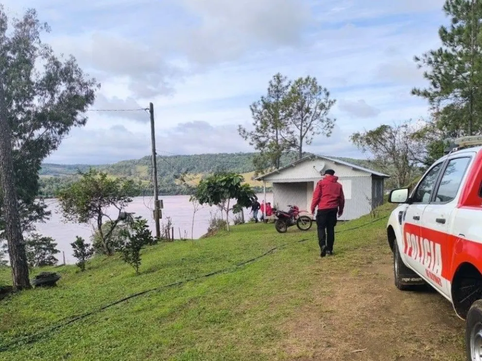Panambí observa de cerca el comportamiento del río Uruguay.