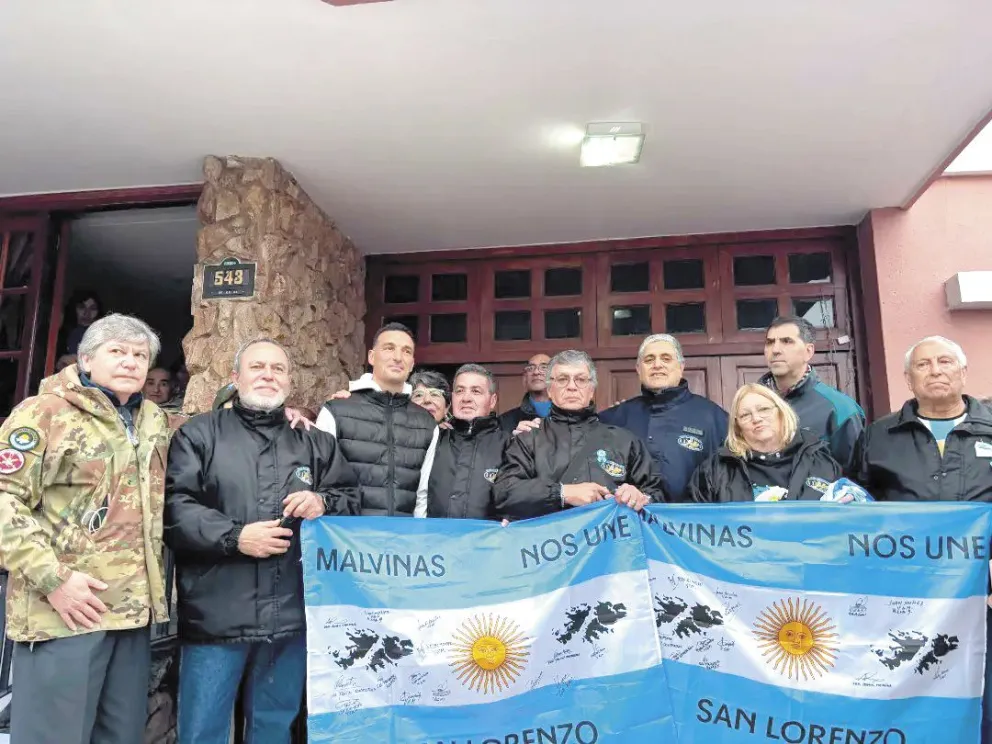 Los Veteranos de Malvinas y el DT campeón del mundo en 2022 en Pujato.