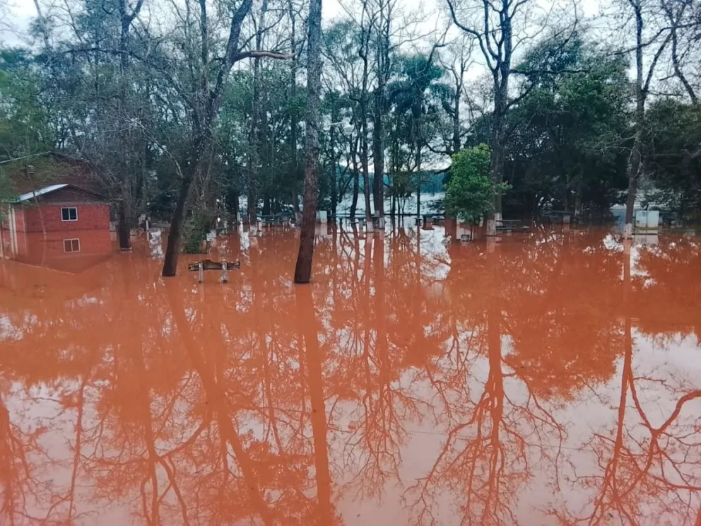 El agua alcanzó la zona de camping y la Aduana.  Foto: Luciano Ferreyra