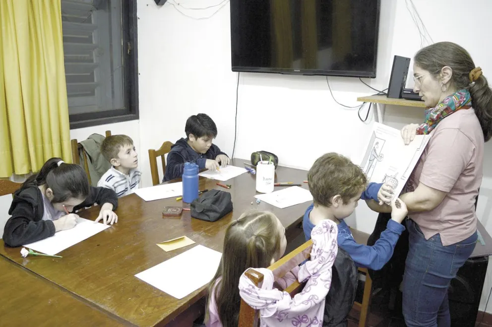 Taller de arte en la Biblioteca, la propuesta del jueves. Foto: Julián Grondona