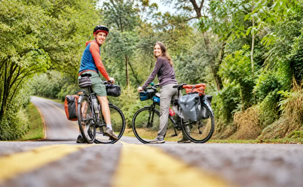 Mickael Labidi y  Yael Bignens comparten camino pedaleando por el mundo desde Suiza, y llegaron a Misiones. //Foto: Esteban González.
