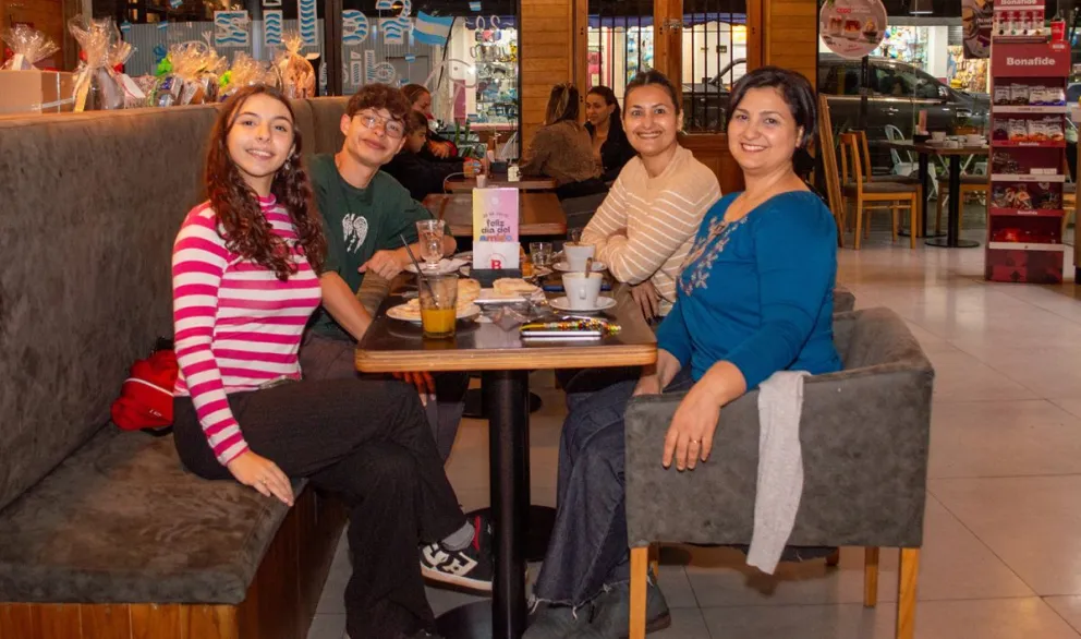 Victoria Fernández, Mateo, Mariela y Alicia Farías, de Corrientes y Posadas, disfrutaron de una exquisita merienda en Bonafide.