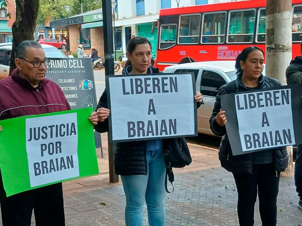 La familia de Braian se manifestó frente al Juzgado de Instrucción el viernes por la mañana. //Foto: Corresponsalía Eldorado.
