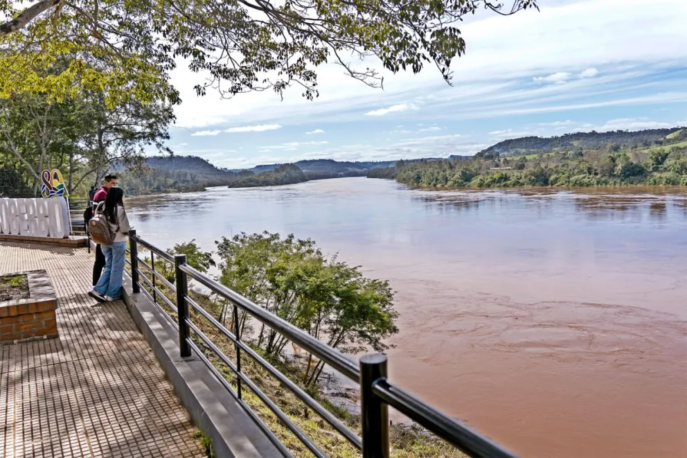 La localidad de El Soberbio se mantiene expectante al río. //Foto: Marcelo Rodríguez.
