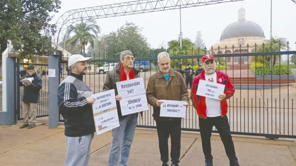 Vecinos aguardaron fuera del encuentro para reclamar por el servicio. 