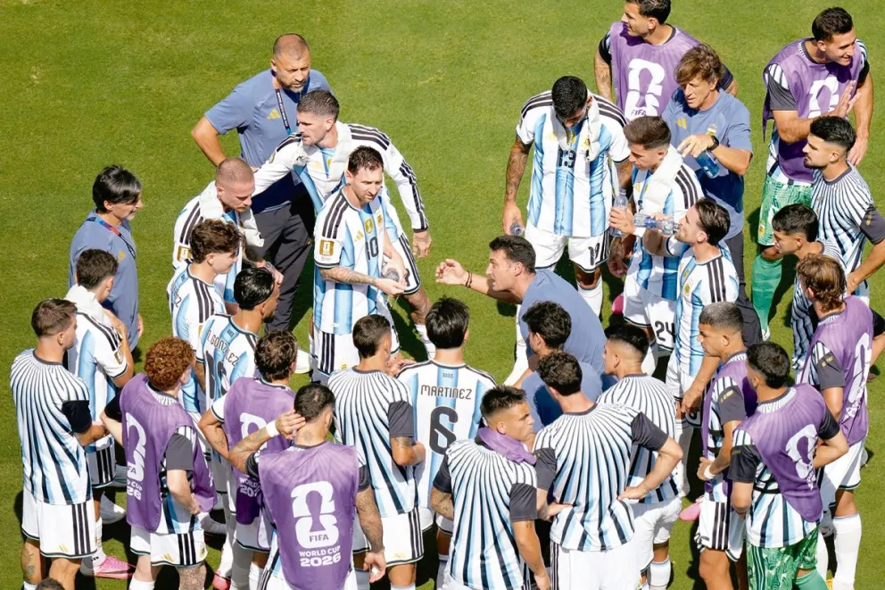 Scaloni en plena charla del ‘tiempo suplementario’ en la gran final.  ap