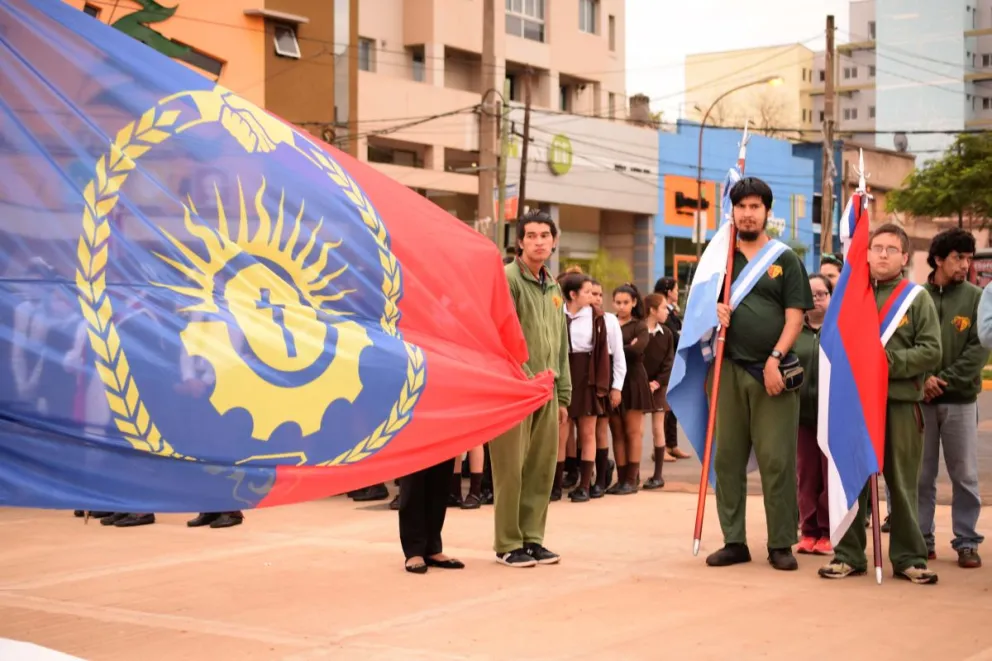 Foto: Primer izamiento de la bandera de Posadas el 28 de julio de 2015.