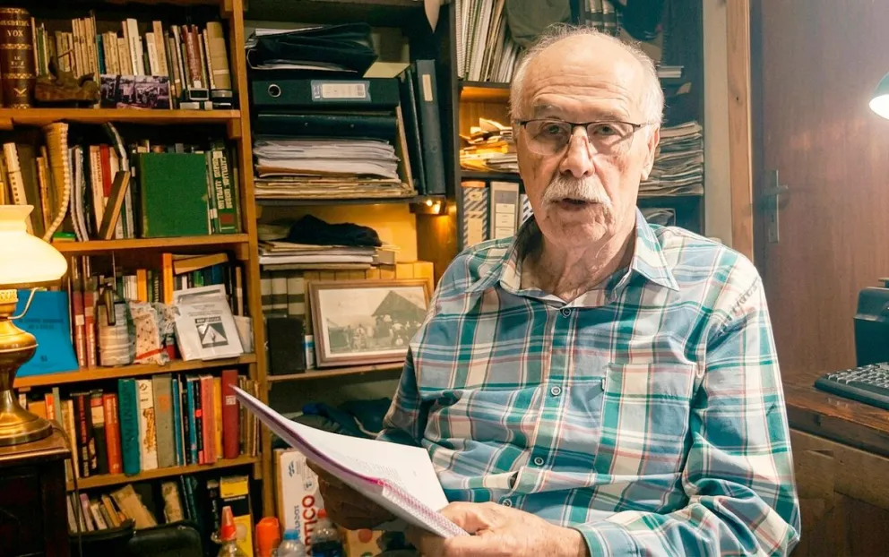 A sus 80 años, Guillermo Aicheler repasa su trayectoria desde la docencia y su activismo cooperativo, que lo llevó a normalizar la entidad eléctrica de Montecarlo y de allí a Energía de Misiones, de donde se fue aplaudido por el personal en 2021.