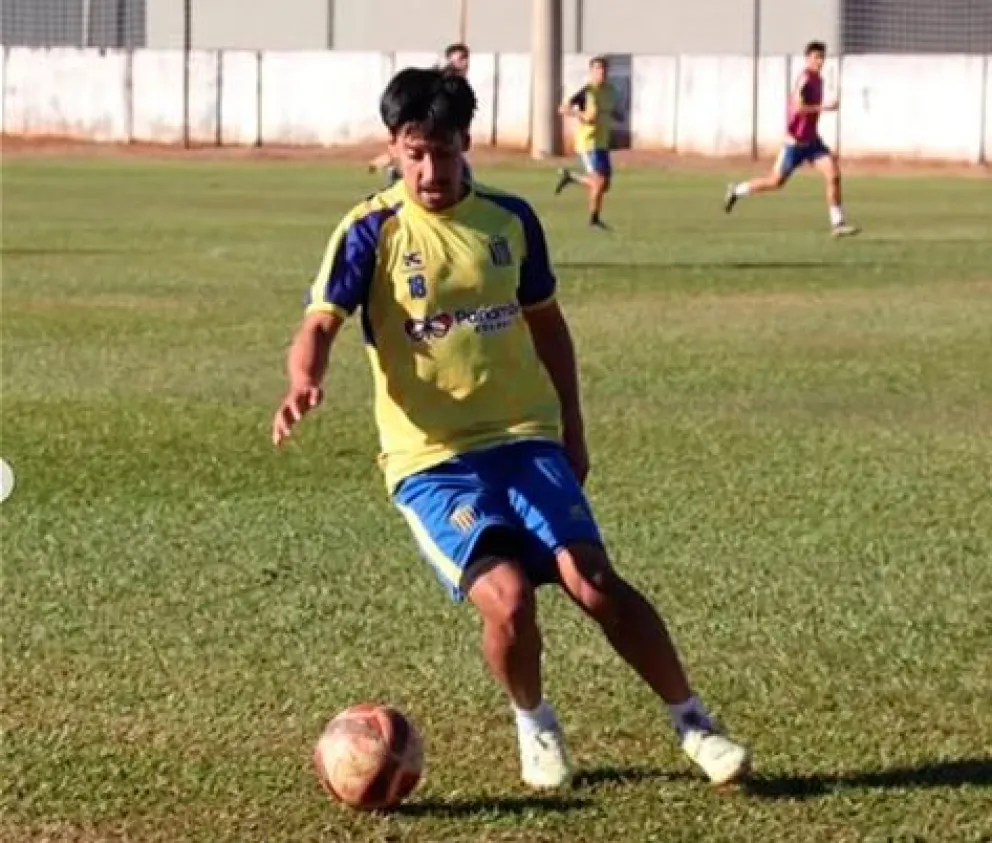 Iván Esquivel le dio el triunfo a Mitre ante Defensores de Vilelas. foto: prensa mitre