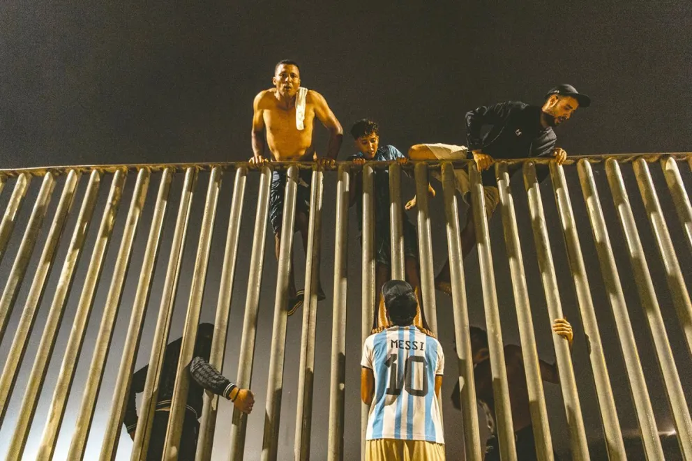 España desplegó al ejército y policía para disuadir el cruce masivo de migrantes.  Foto: ap
