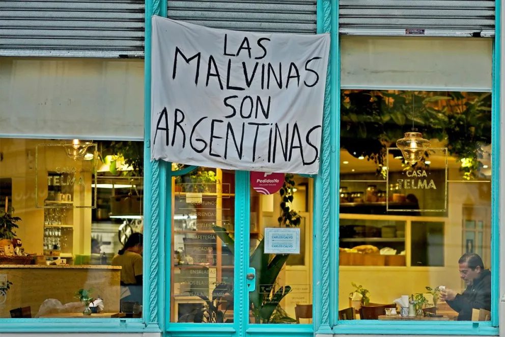 Un restaurante en Buenos Aires luce una réplica de la bandera con el reclamo por Malvinas.  Foto: ap