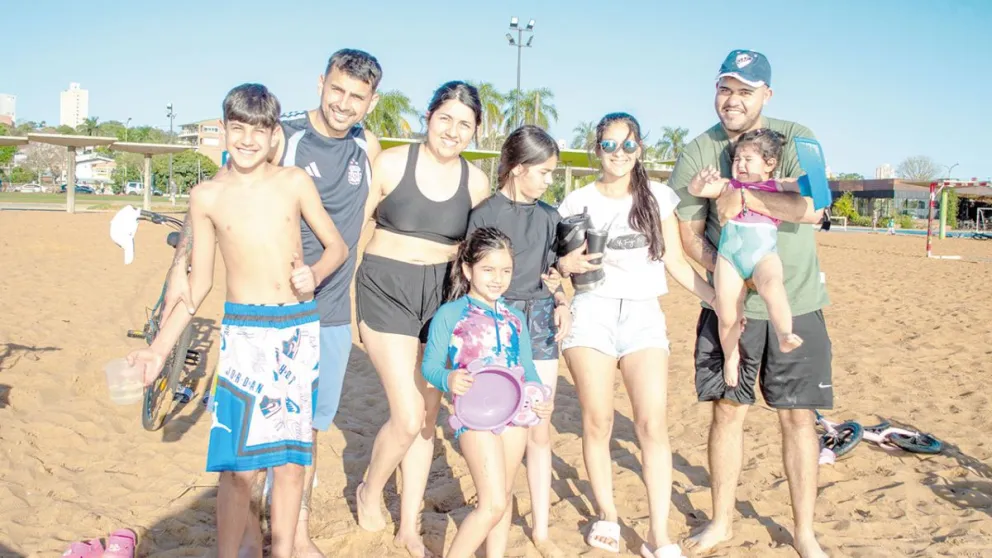 Familia Achaval Báez aprovechó el veranito y se dio una vuelta por la playa El Brete. 