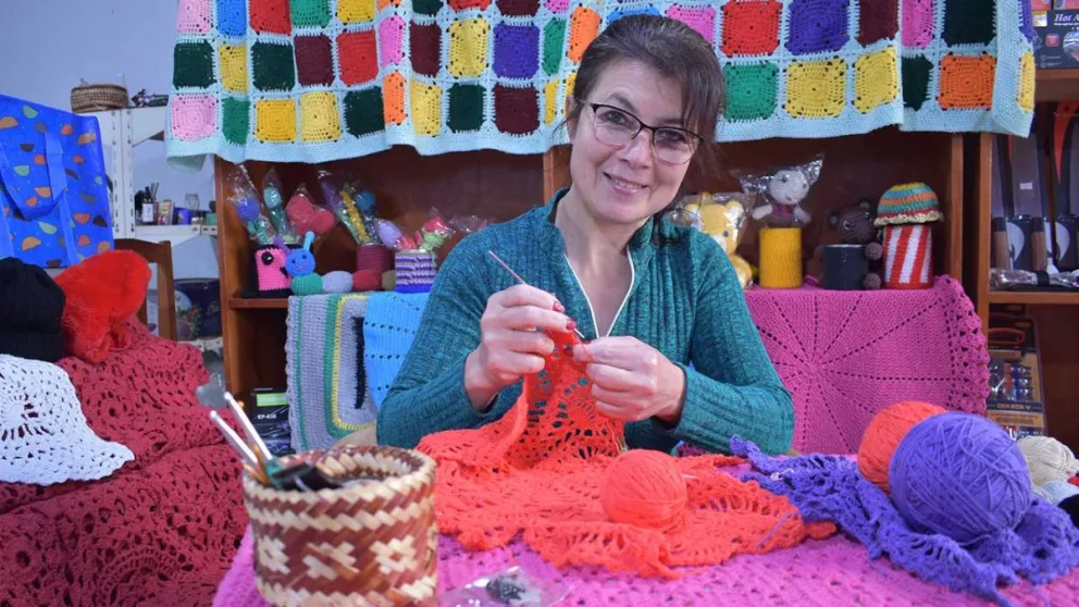 Edelina aprendió a tajer en su querida primaria, la Escuela 144.  Foto: Carina Martínez