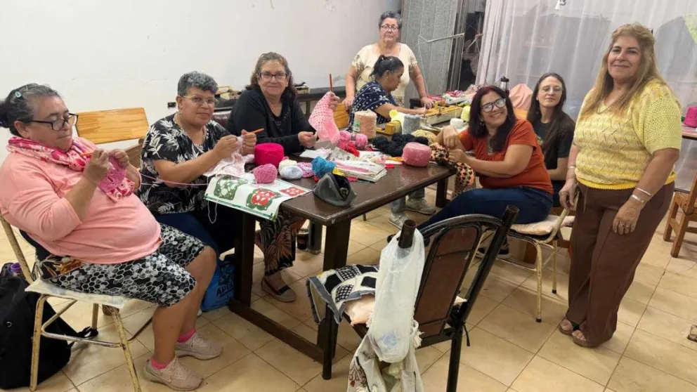 La profesora Chiqui Acosta y sus estudiantes en plena tarea en el aula del Centro Educativo San Jorge. 