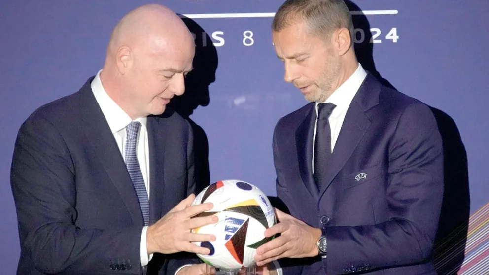 Gianni Infantino junto a Aleksander Ceferin, titular de la Uefa.  Foto AP
