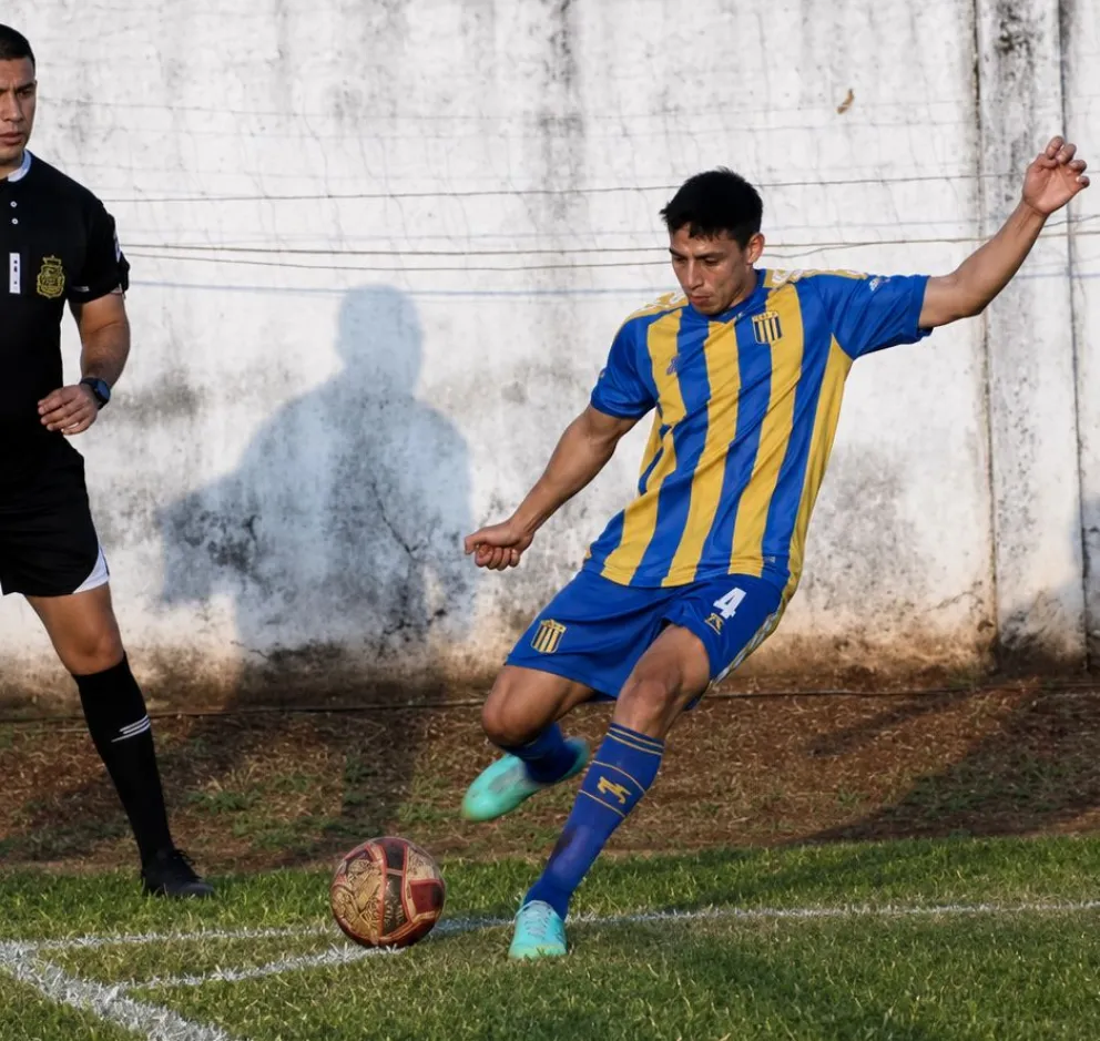 Lautaro Arregui fue titular en una cancha siempre complicada. 