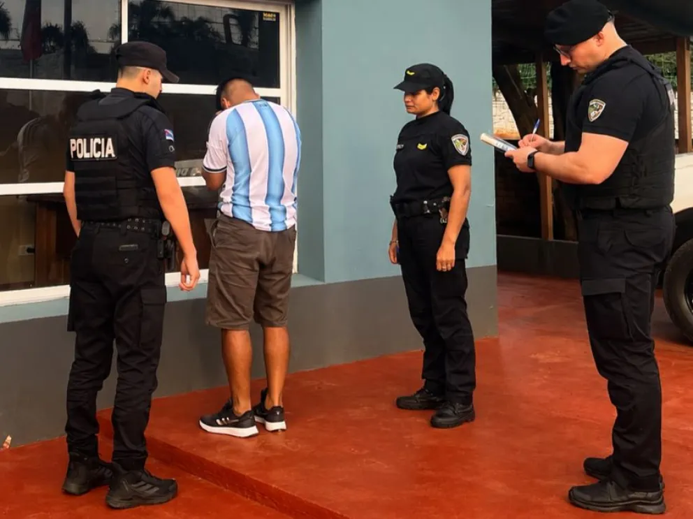 El acusado fue llevado a la comisaria local.