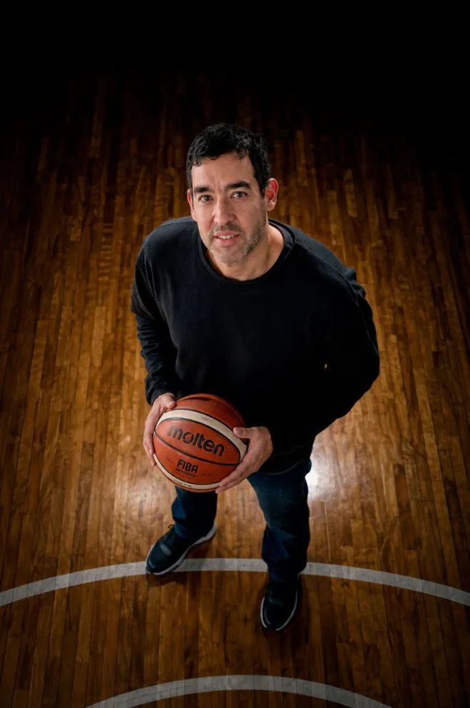 Fabio subrayó que hay chicos que si toman la decisión pueden superar la carrera que construyó. “Acá se les da la posibilidad”, destacó.
foto: santiago Villamea/IMAGEN PROCESADA CON IA