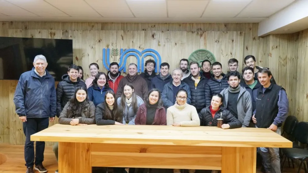 Agrónomos y estudiantes de quinto año de la carrera de Ingeniería Agronómica dictada en la Facultad de Ciencias Forestales de Eldorado. Gentileza Ada López.