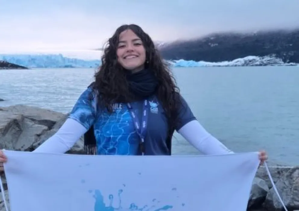 Milena Toledo, en plena competencia en las aguas del Lago Argentino frente al Glaciar Perito Moreno, durante la Winter Swimming World Cup 2026.