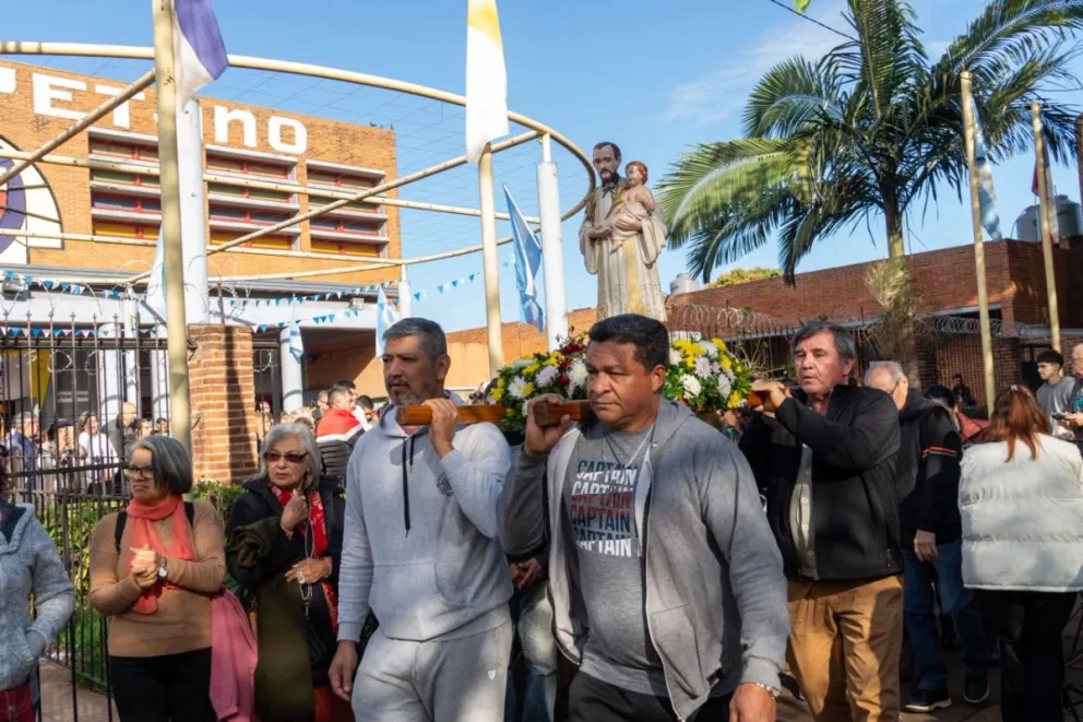 Una multitud se acercó a San Cayetano para pedir por trabajo,paz y pan. Fotos: Agustina Vera. 