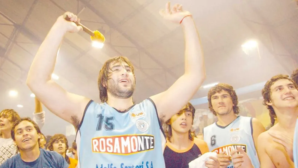 Denis Gómez festeja el ascenso de OTC al TNA en 2008. Foto: El Territorio/Archivo