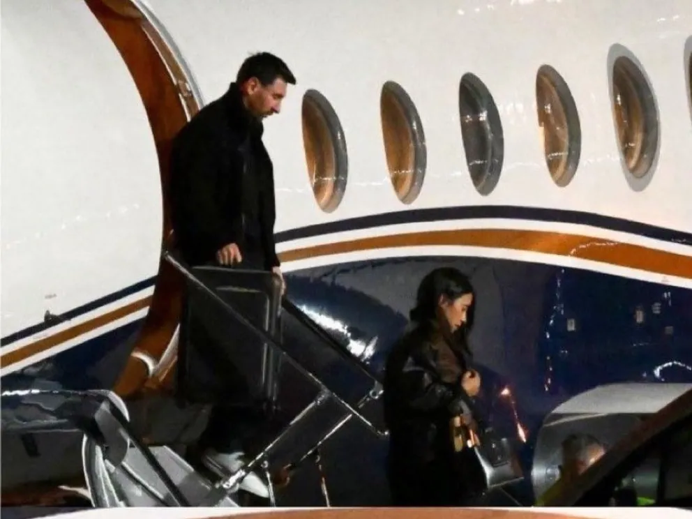 Messi bajando del avión junto a su familia. //Foto: X.