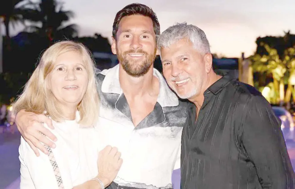 Leo junto a Jorge y su mamá Celia, dos de sus pilares fundamentales. 