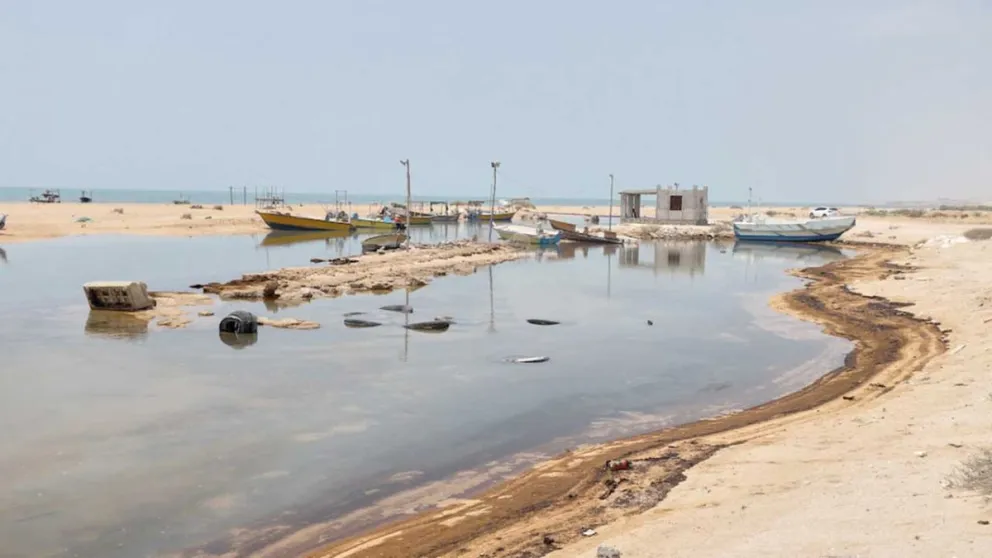 Desechos de petróleo ya tiñen las costas de las islas frente a Irán.  Foto: AP